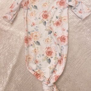 ♦️5 for $25 baby girl gown floral 0-6 months